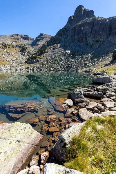 Hämmästyttävä maisema järven kirkkailla vesillä, Rila Mountain — kuvapankkivalokuva