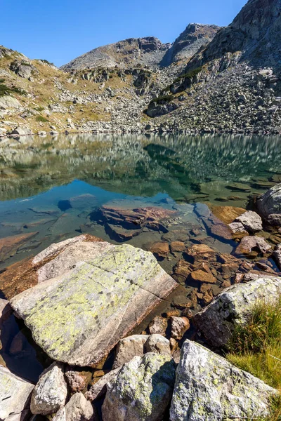 Increíble paisaje de lago con aguas cristalinas, Montaña Rila —  Fotos de Stock
