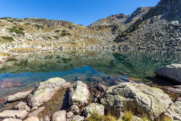 Pemandangan Danau yang menakjubkan dengan air yang jernih, Rila Mountain — Stok Foto