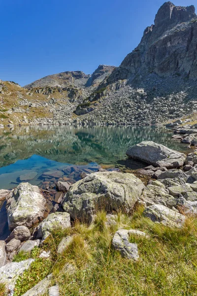 Verbazingwekkende landschap van Lake met helder water, Rila-gebergte — Stockfoto