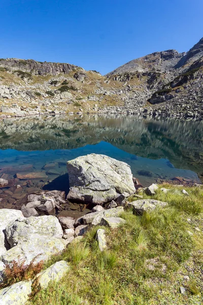 Increíble paisaje de lago con aguas cristalinas, Montaña Rila — Foto de Stock