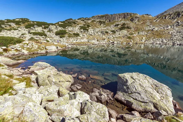 Increíble paisaje de lago con aguas cristalinas, Montaña Rila — Foto de Stock