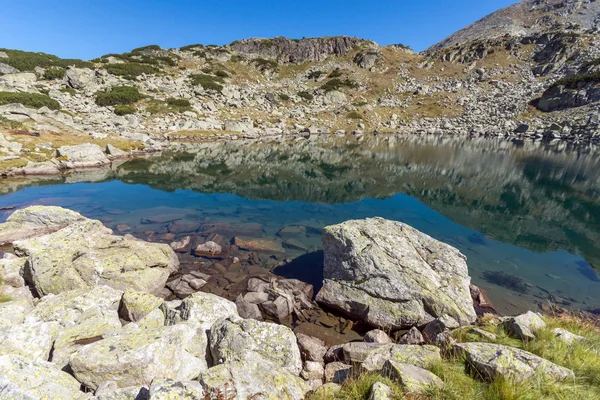 Paisagem incrível de Lago com águas claras, Montanha Rila — Fotografia de Stock
