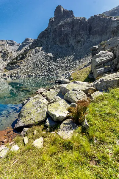 Pemandangan Danau yang menakjubkan dengan air yang jernih, Rila Mountain — Stok Foto