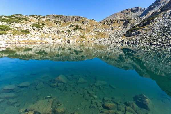 Paysage incroyable du lac avec des eaux claires, montagne Rila — Photo