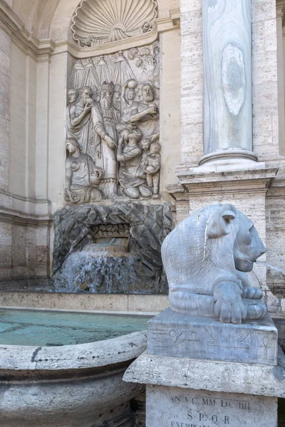 ROMA, ITALIA - 22 DE JUNIO DE 2017: Increíble vista de la Fuente de Moisés (Fountain Acqua Felice) en la ciudad de Roma — Foto de Stock