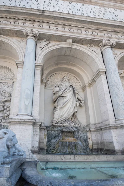 ROMA, ITALIA - 22 DE JUNIO DE 2017: Increíble vista de la Fuente de Moisés (Fountain Acqua Felice) en la ciudad de Roma — Foto de Stock