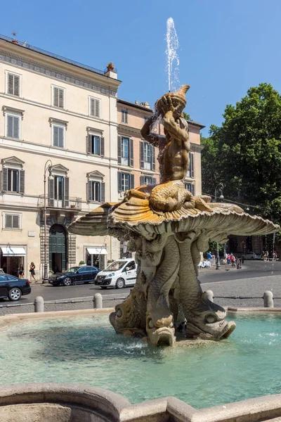 Rome, Olaszország - 2017. június 22.: Csodálatos kilátás nyílik a Piazza Barberini, Róma a Triton-kút — Stock Fotó