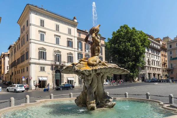 Rome, Olaszország - 2017. június 22.: Csodálatos kilátás nyílik a Piazza Barberini, Róma a Triton-kút — Stock Fotó