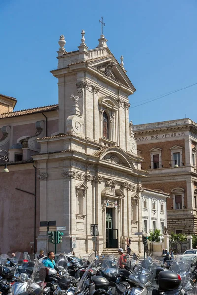 Rzym, Włochy - 22 czerwca 2017: Niesamowite widok Chiesa di Santa Maria della Vittoria w Rzymie — Zdjęcie stockowe
