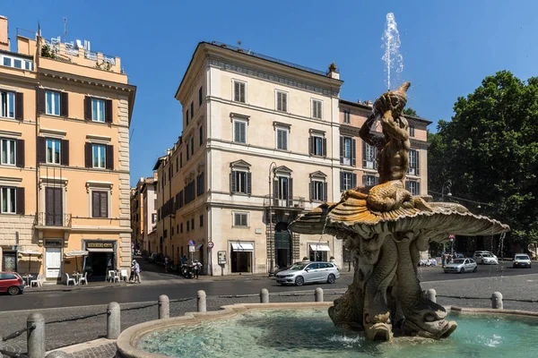 ROMA, ITALIA - 22 DE JUNIO DE 2017: Increíble vista de la Fuente de Tritón en Piazza Barberini en Roma — Foto de Stock
