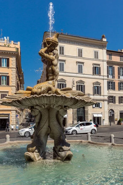 ROMA, ITALIA - 22 DE JUNIO DE 2017: Increíble vista de la Fuente de Tritón en Piazza Barberini en Roma — Foto de Stock