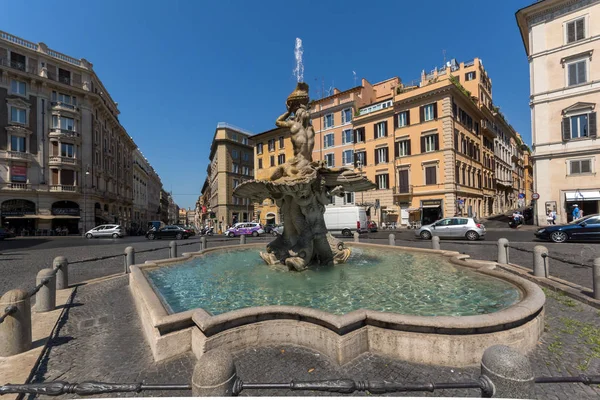 ROMA, ITALIA - 22 GIUGNO 2017: Incredibile veduta della Fontana del Tritone in Piazza Barberini a Roma — Foto Stock