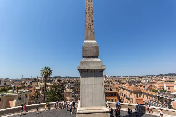 로마, 이탈리아-6 월 22 일, 2017: 놀라운 스페인 계단과 광장 디 Spagna 로마의 도시에서의 보기 — 스톡 사진