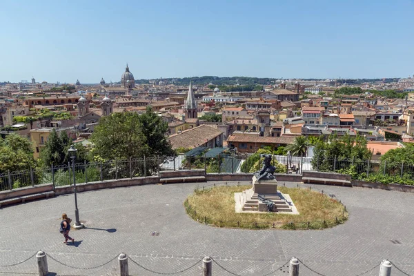 ROMA, ITALIA - 22 DE JUNIO DE 2017: Increíble panorámica de Viale del Belvedere a la ciudad de Roma — Foto de Stock