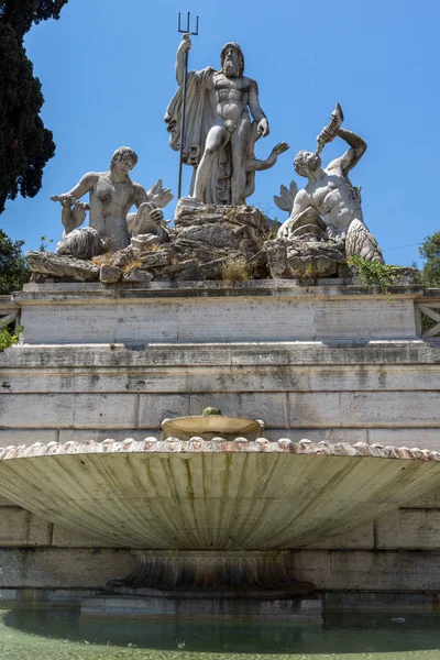ROMA, ITALIA - 22 DE JUNIO DE 2017: Increíble vista a la Fuente de Neptuno en la Piazza del Popolo en la ciudad de Roma — Foto de Stock