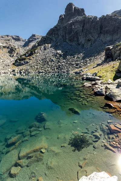 Panorama danau dengan air jernih, Gunung Rila — Stok Foto