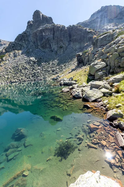 Panorama danau dengan air jernih, Gunung Rila — Stok Foto