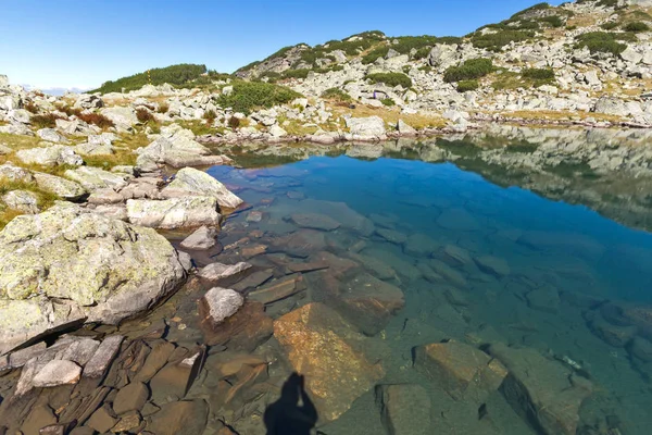 Panorama danau dengan air jernih, Gunung Rila — Stok Foto