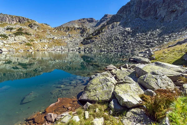 Panorama danau dengan air jernih, Gunung Rila — Stok Foto