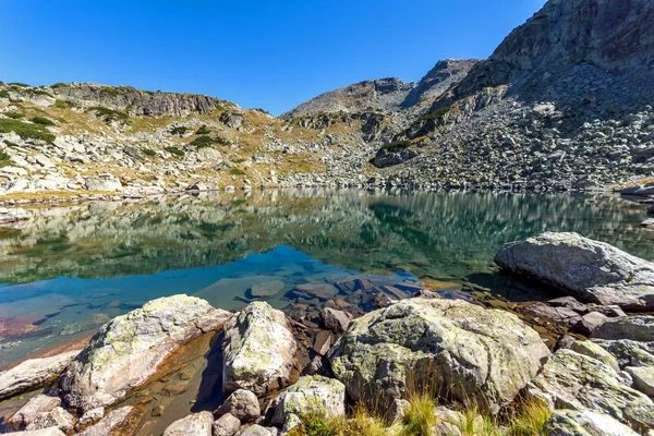 Panorama van het meer met helder water, Rila-gebergte — Stockfoto
