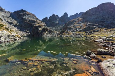 Muhteşem manzara korkunç göl ve Kupens tepeler, Rila Dağı