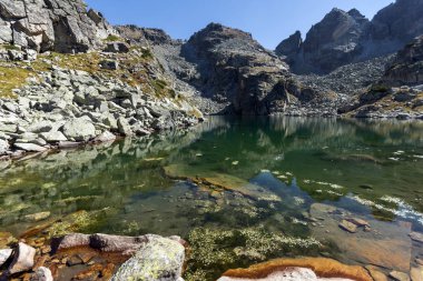 Muhteşem manzara korkunç göl ve Kupens tepeler, Rila Dağı