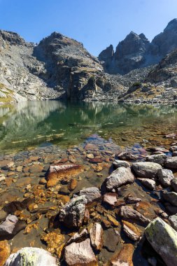 Muhteşem manzara korkunç göl ve Kupens tepeler, Rila Dağı