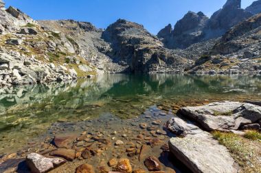 Muhteşem manzara korkunç göl ve Kupens tepeler, Rila Dağı