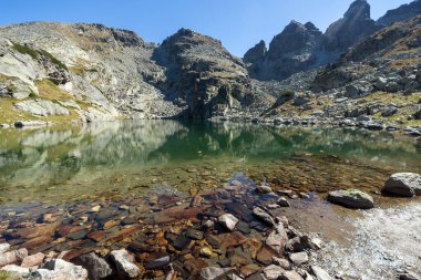 Muhteşem manzara korkunç göl ve Kupens tepeler, Rila Dağı
