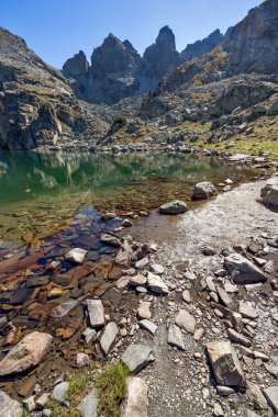 Muhteşem manzara korkunç göl ve Kupens tepeler, Rila Dağı