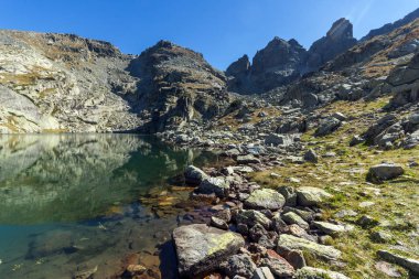 Muhteşem manzara korkunç göl ve Kupens tepeler, Rila Dağı