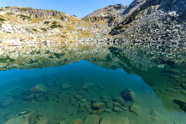 Panorama de lago con aguas cristalinas, Montaña Rila — Foto de Stock