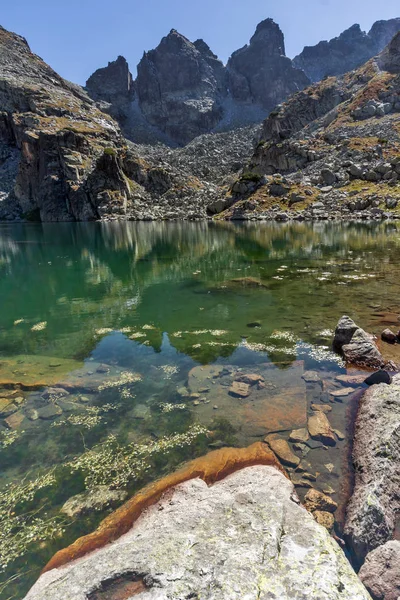 Muhteşem manzara korkunç göl ve Kupens tepeler, Rila Dağı