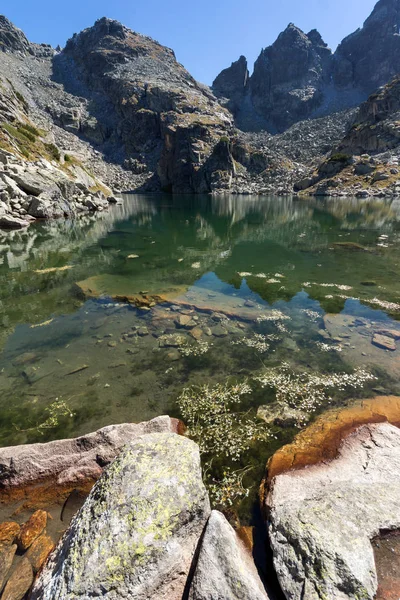 Pemandangan yang menakjubkan dari The Scary Lake dan Kupens Puncak, Rila Gunung — Stok Foto