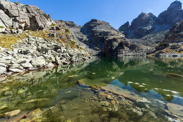 Paysage incroyable du lac effrayant et des sommets des Kupens, montagne Rila — Photo
