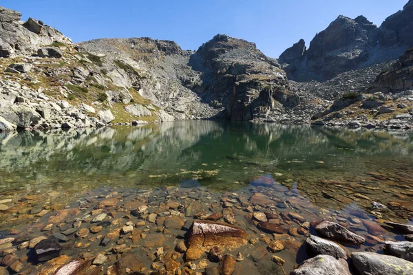 Muhteşem manzara korkunç göl ve Kupens tepeler, Rila Dağı