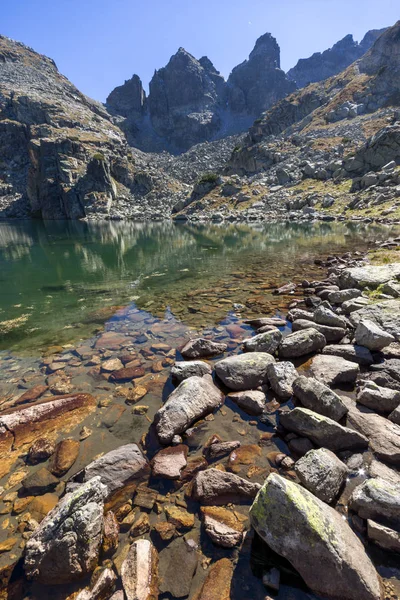 Muhteşem manzara korkunç göl ve Kupens tepeler, Rila Dağı