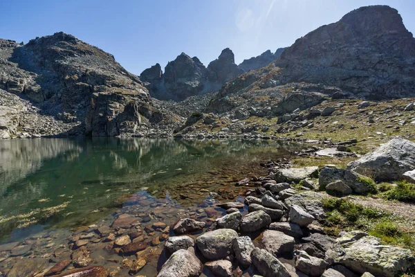 Increíble paisaje de El lago de miedo y los picos de Kupens, Montaña Rila — Foto de Stock