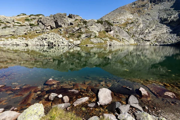 Paysage incroyable du lac effrayant et des sommets des Kupens, montagne Rila — Photo