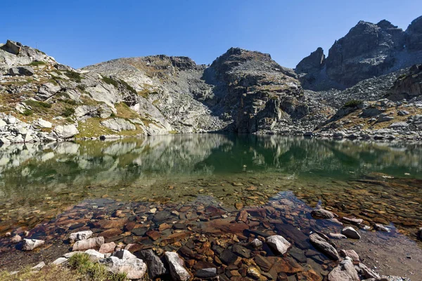 Paysage incroyable du lac effrayant et des sommets des Kupens, montagne Rila — Photo