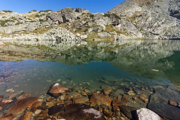 Εκπληκτικό τοπίο με το τρομακτικό λίμνη και Kupens κορυφές, βουνό Ρίλα — Φωτογραφία Αρχείου