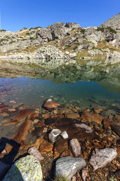 Muhteşem manzara korkunç göl ve Kupens tepeler, Rila Dağı