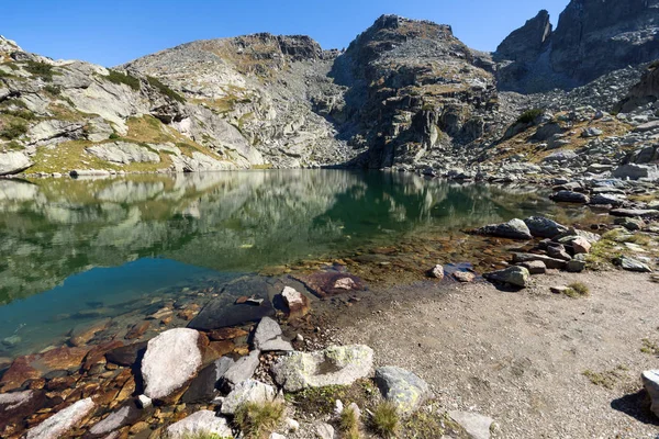 ภูมิทัศน์ที่น่าตื่นตาตื่นใจของทะเลสาบที่น่ากลัวและยอดเขาน่ากลัว, ภูเขา Rila — ภาพถ่ายสต็อก