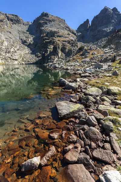 Pemandangan yang menakjubkan dari The Scary Lake dan Kupens Puncak, Rila Gunung — Stok Foto