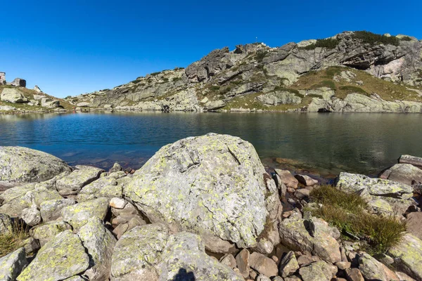 Increíble paisaje de El lago de miedo y los picos de Kupens, Montaña Rila — Foto de Stock