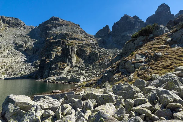 Increíble paisaje de El lago de miedo y los picos de Kupens, Montaña Rila — Foto de Stock