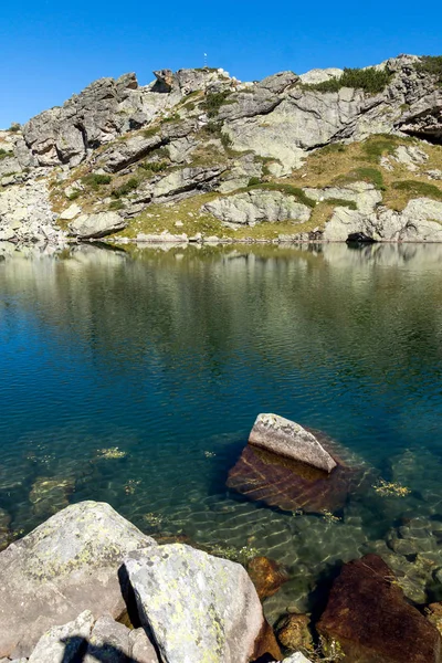 Increíble paisaje de El lago de miedo y los picos de Kupens, Montaña Rila — Foto de Stock