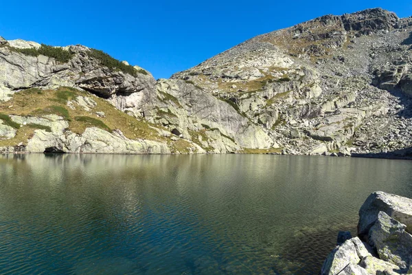 Paisagem incrível do lago assustador e picos de Kupens, Rila Mountain — Fotografia de Stock