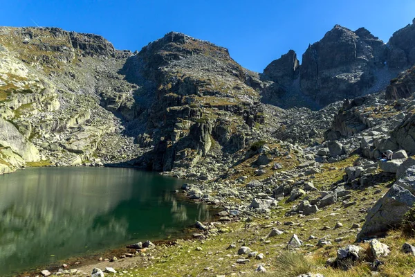 Muhteşem manzara korkunç göl ve Kupens tepeler, Rila Dağı